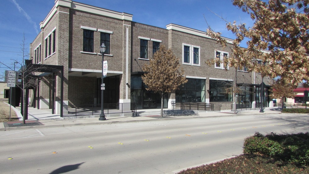 More Photos Of 409 N Oak St, Roanoke Storefront Retail Office For Lease