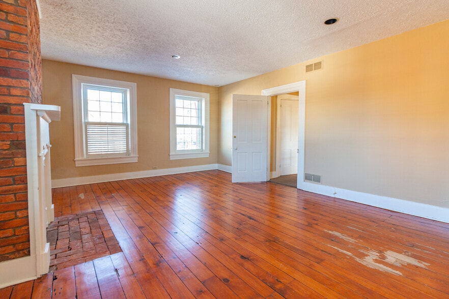 More Photos Of 323 S Main St, Zelienople Office Residential For Lease