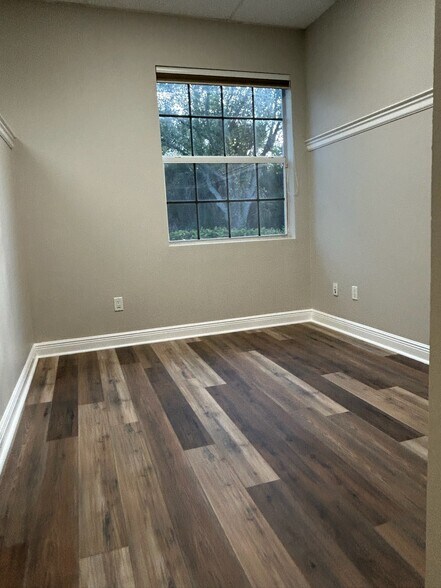 More Photos Of 375 Commercial Ct, Venice Office For Lease