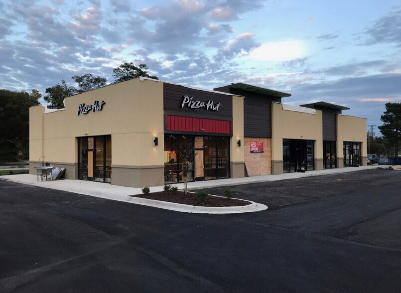 Primary Photo Of 1300 Elm St W, Hampton Restaurant For Sale