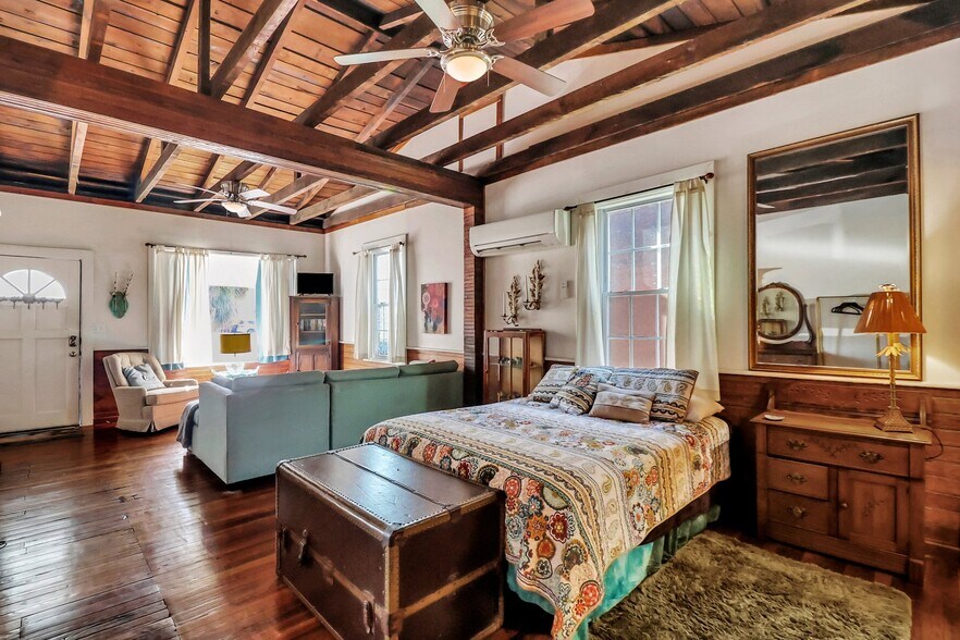 More Photos Of 8 E 41st St, Savannah Storefront Retail Residential For Sale