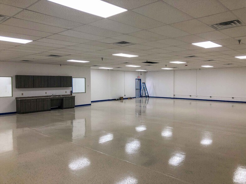 More Photos Of 10365 Railroad Dr, El Paso Warehouse For Sale