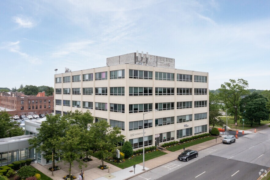 More Photos Of 100 Merrick Rd, Rockville Centre Office For Lease
