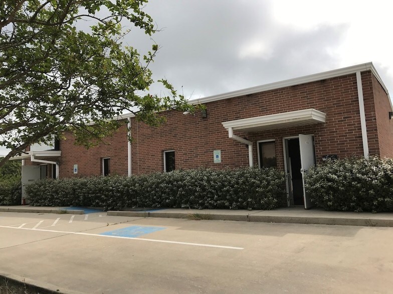 Primary Photo Of 118 6th St N, Texas City Showroom For Sale