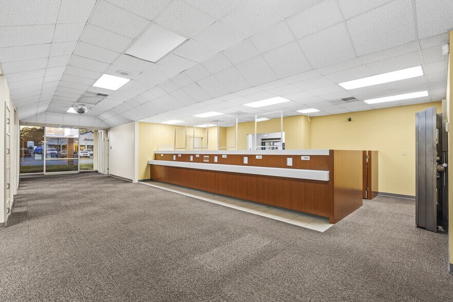 More Photos Of 704 N Cannon Blvd, Kannapolis Bank For Lease
