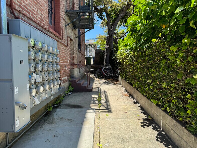 More Photos Of 233 N Kenmore Ave, Los Angeles Apartments For Sale