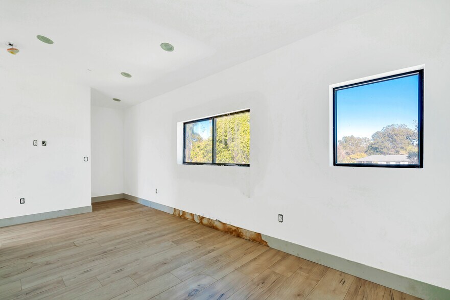 More Photos Of 506 Westminster Ave, Venice Apartments For Sale