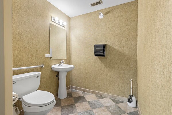 More Photos Of 501-565 N Wolf Rd, Wheeling Warehouse For Sale