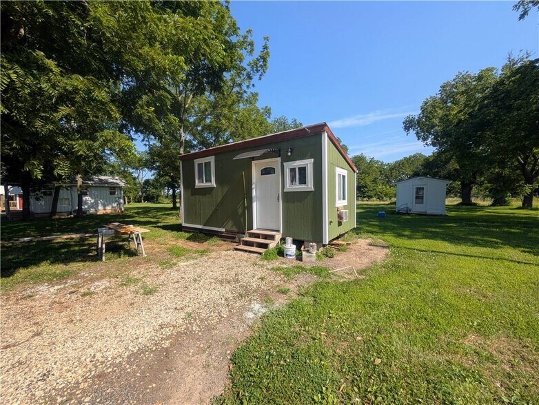 More Photos Of 74 2nd St, Moran Trailer Camper Park For Sale
