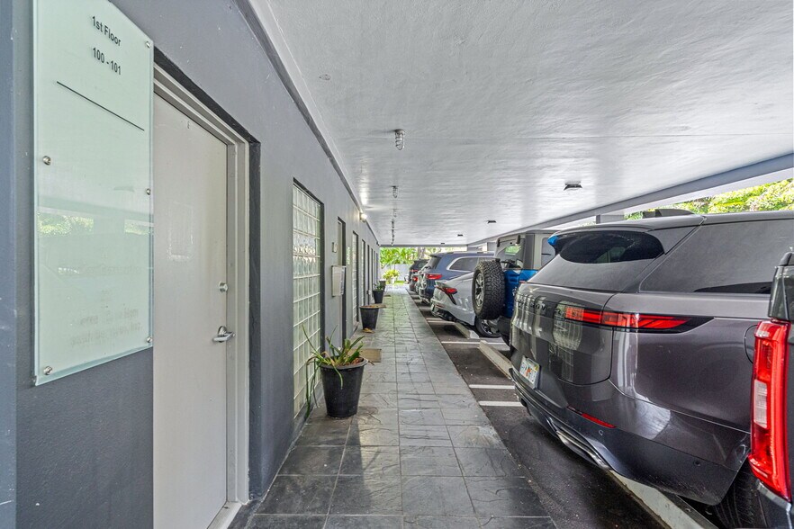 More Photos Of 6330 Manor Ln, South Miami Office For Lease