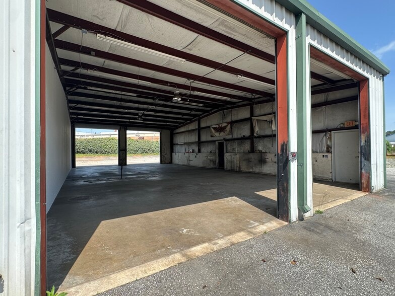 More Photos Of 7560 Kayne Blvd, Columbus Showroom For Lease