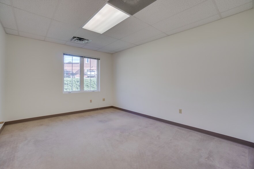 More Photos Of 2442 New Dorset Cir, Powhatan Office For Lease