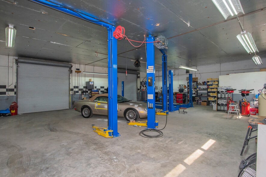 More Photos Of 982 E Hartshorn Ln, Holder Auto Repair For Sale