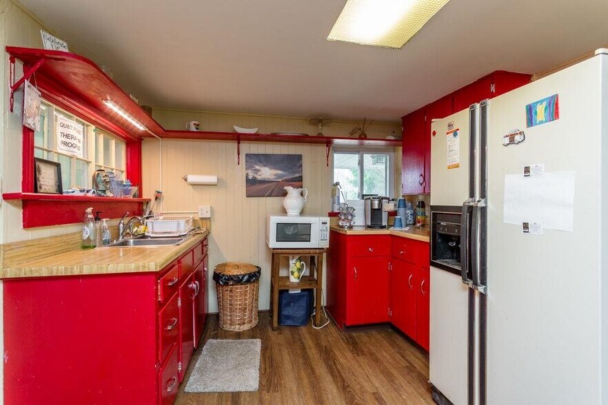 More Photos Of 133 W Springbrook Rd, Broadway Specialty For Sale