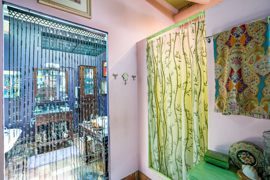 More Photos Of 2005 Wall St, Dallas Showroom For Lease