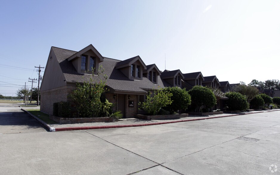 Primary Photo Of 6910 Bellaire Blvd, Houston Office For Sale
