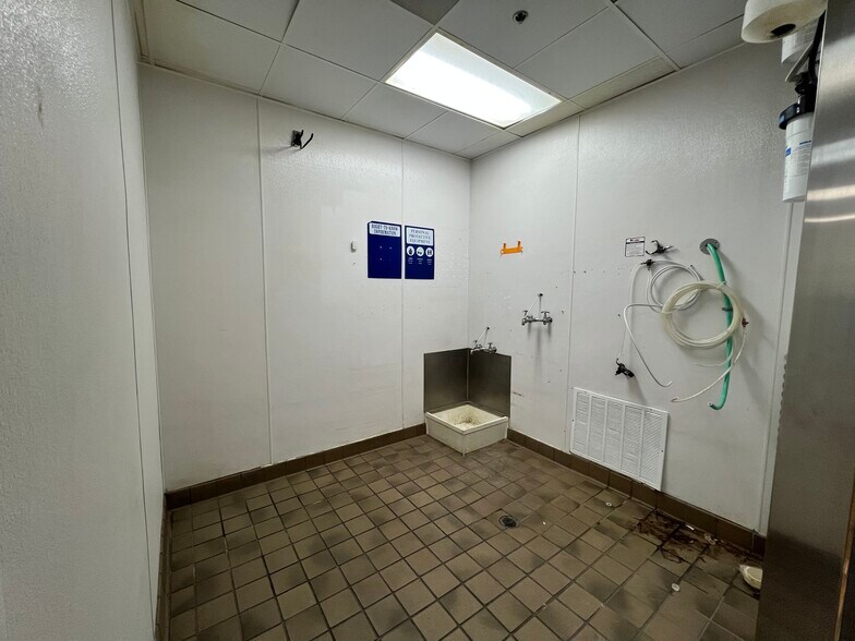 More Photos Of 14025 W Colfax Dr, Lakewood Freestanding For Lease