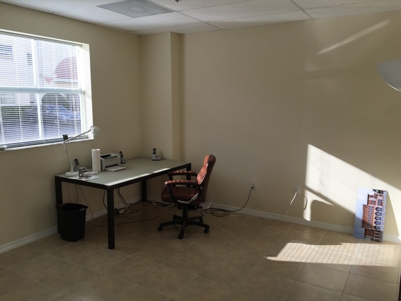 More Photos Of 6321 Porter Rd, Sarasota Light Manufacturing For Lease