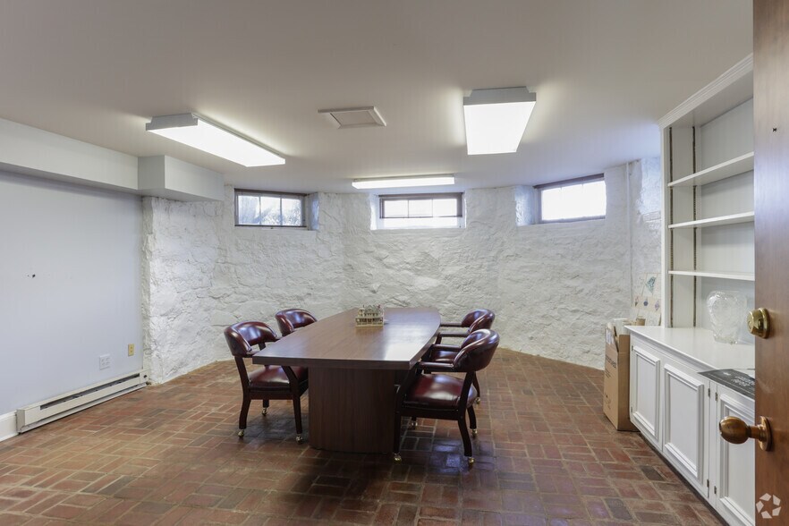 More Photos Of 604 S King St, Leesburg Office For Sale