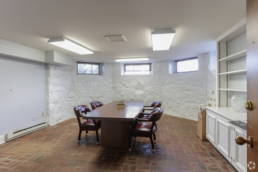 More Photos Of 604 S King St, Leesburg Office For Sale