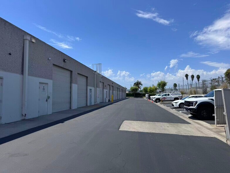 More Photos Of 555 W Lambert Rd, Brea Warehouse For Lease
