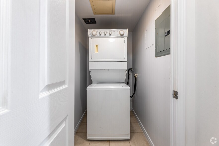 More Photos Of 925 Bay St, Toronto Apartments For Lease