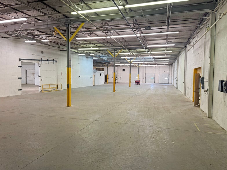 More Photos Of 2371 N Rainbow Dr, Warsaw Warehouse For Lease