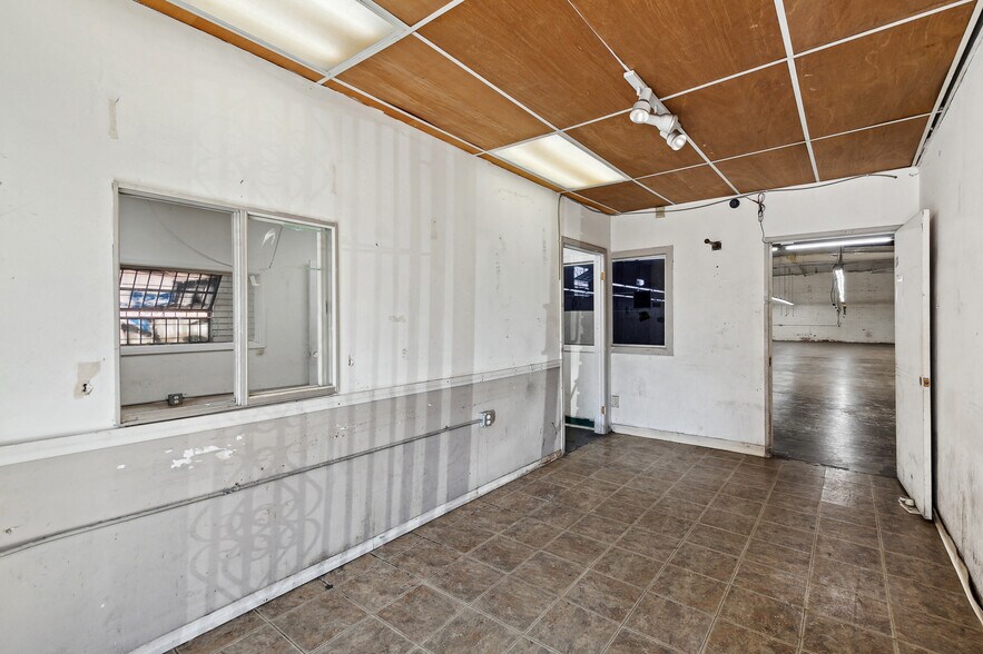 More Photos Of 2622 S Grand Ave, Los Angeles Warehouse For Sale