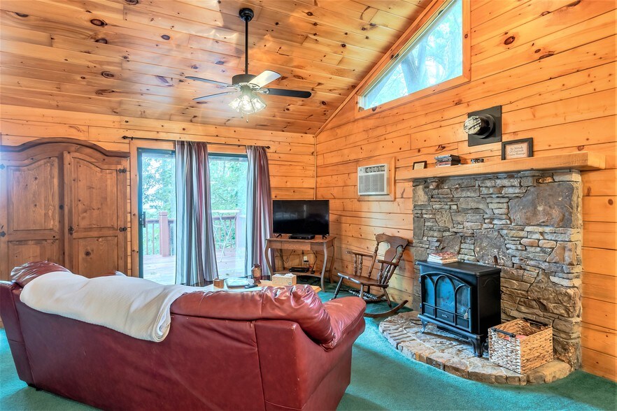 More Photos Of 15695 Highway 187, Eureka Springs Hotel For Sale