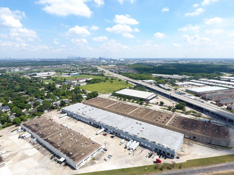More Photos Of 11502 S Main St, Houston Distribution For Lease