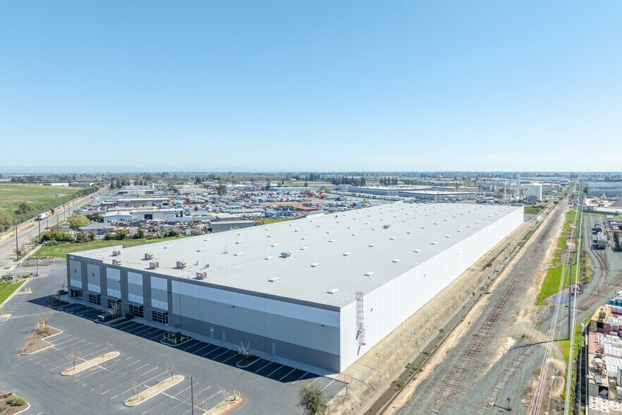 More Photos Of 8670 Fruitridge Rd, Sacramento Warehouse For Lease