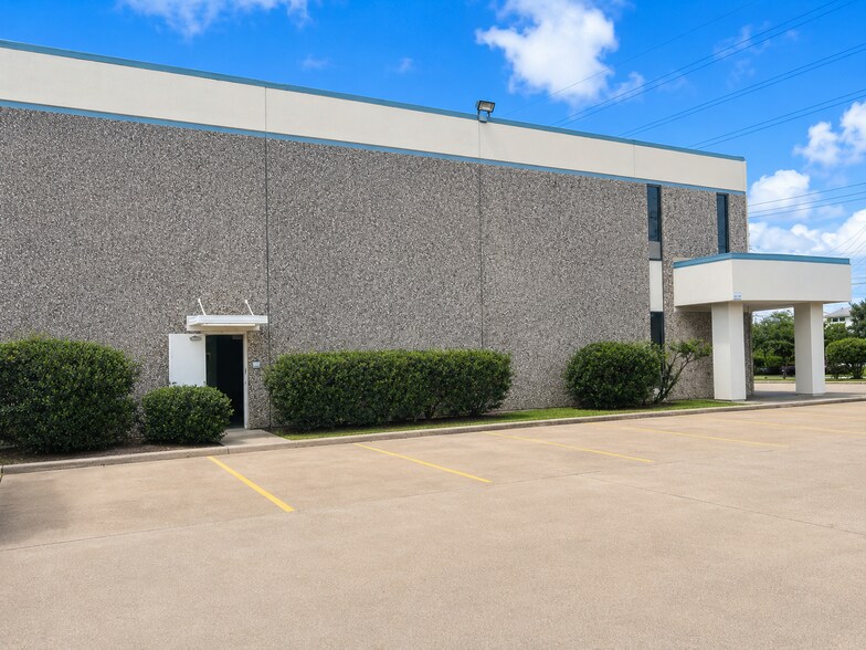 More Photos Of 7031 Grand Blvd, Houston Research And Development For Lease