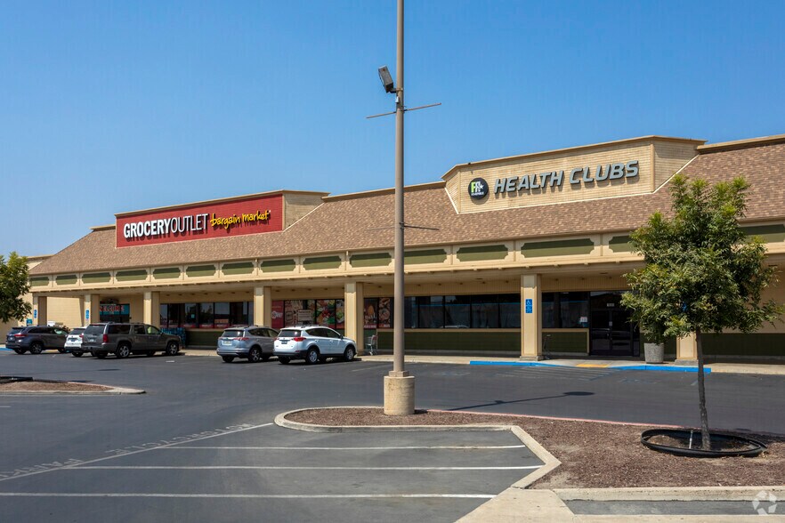 More Photos Of 110 E Cross Ave, Tulare Drugstore For Lease