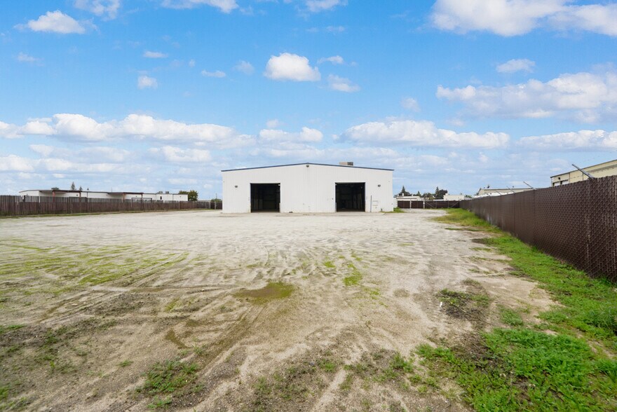 More Photos Of 6303 Seven Seas Ave, Bakersfield Warehouse For Lease