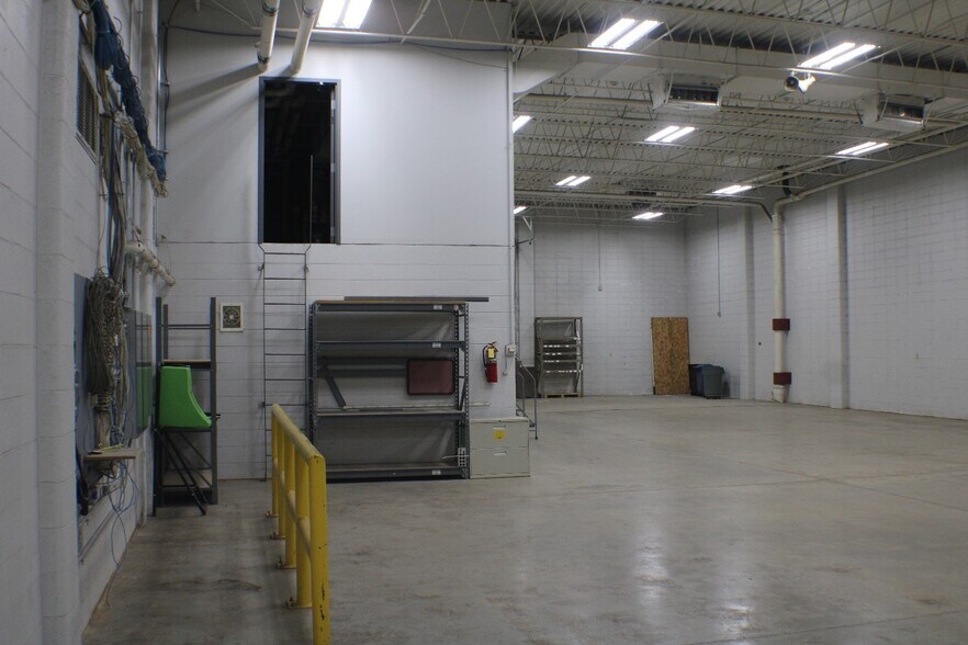 More Photos Of 620 N Lynndale Dr, Appleton Showroom For Lease