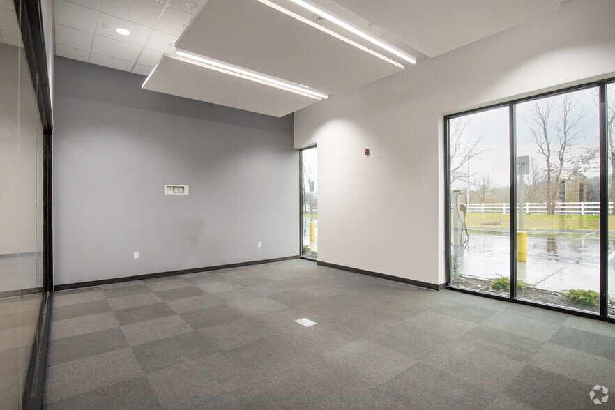 More Photos Of Old Nichols Commerce Ctr, Islandia Distribution For Lease