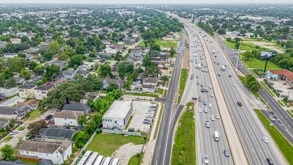 More Photos Of 2535 North Fwy, Houston Office For Lease