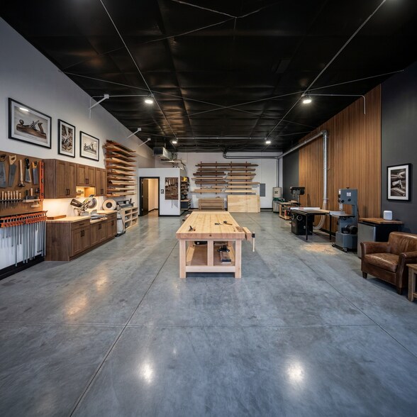 More Photos Of 23901 Southwest St, Waterloo Flex For Lease