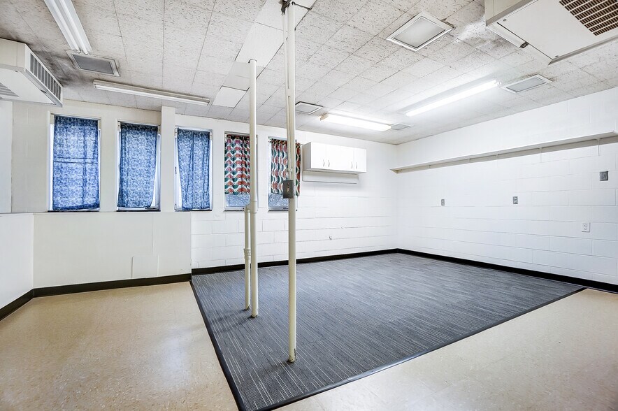 More Photos Of 1106 E High St, Springfield Schools For Sale