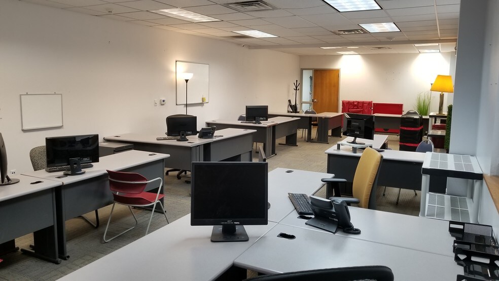 More Photos Of 7103 Chancellor Dr, Cedar Falls Office For Lease