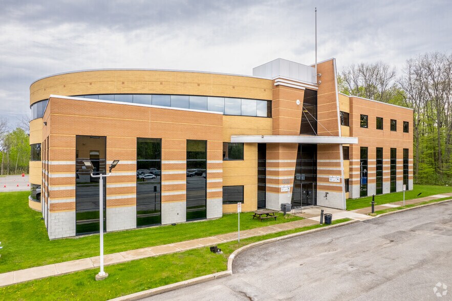 Primary Photo Of 420 Boul Armand-Frappier, Laval Medical For Lease