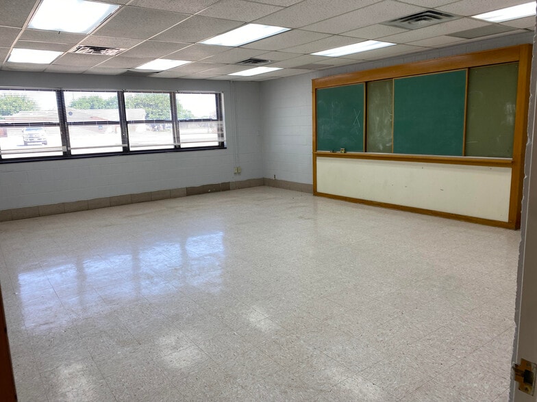 More Photos Of 2801 Duniven Cir, Amarillo Light Distribution For Lease