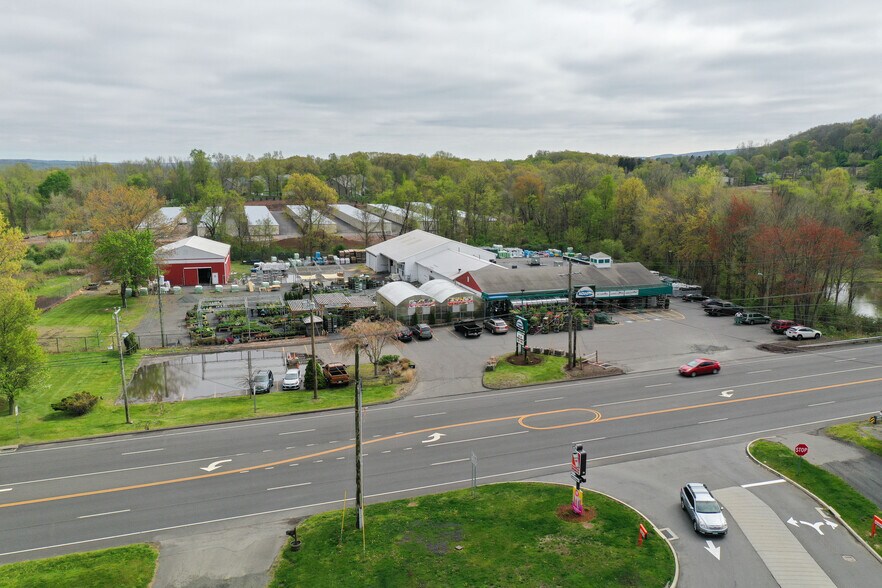 More Photos Of 147 Meriden Rd, Middlefield Garden Center For Lease