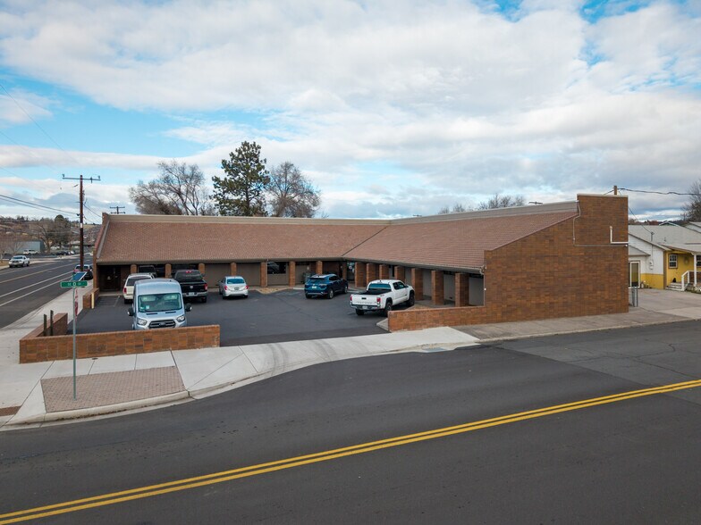 More Photos Of 116 SE D St, Madras Medical For Sale