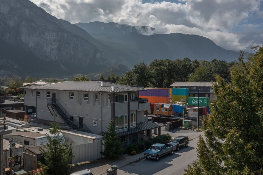 More Photos Of 37738 3 Av, Squamish Flex For Sale
