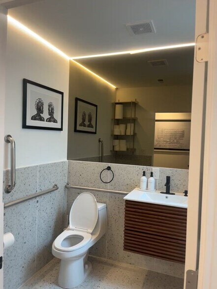 More Photos Of 709 D St SE, Washington Storefront For Lease