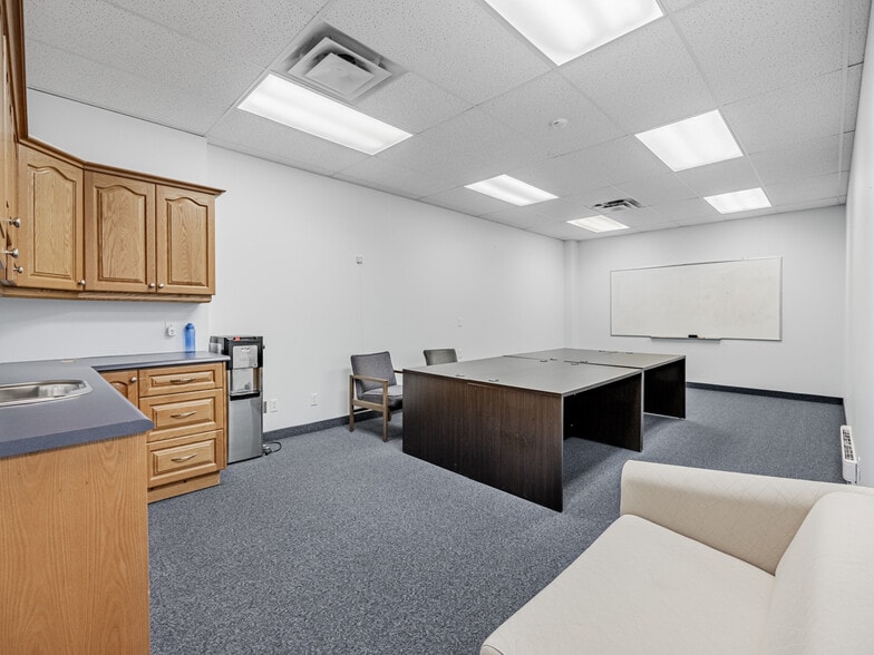 More Photos Of 200 Matheson Blvd W, Mississauga Medical For Lease