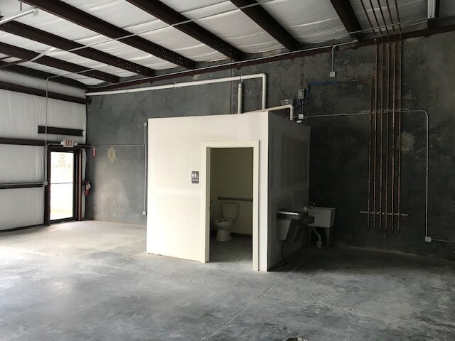 More Photos Of 304 E Pecan Blvd, McAllen Warehouse For Lease