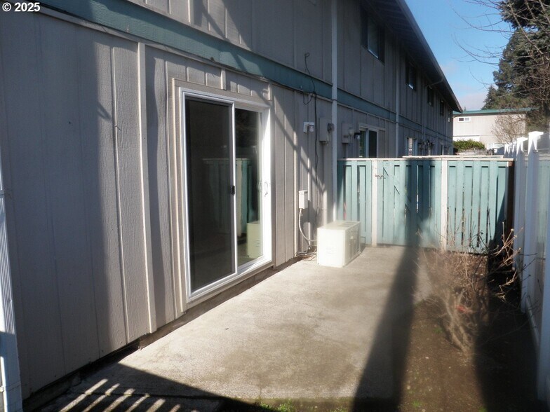 More Photos Of 2510 E 8TH St, Vancouver Apartments For Sale