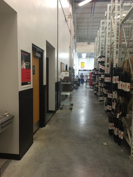 More Photos Of 2915 Gillespie St, Fayetteville Flex For Sale